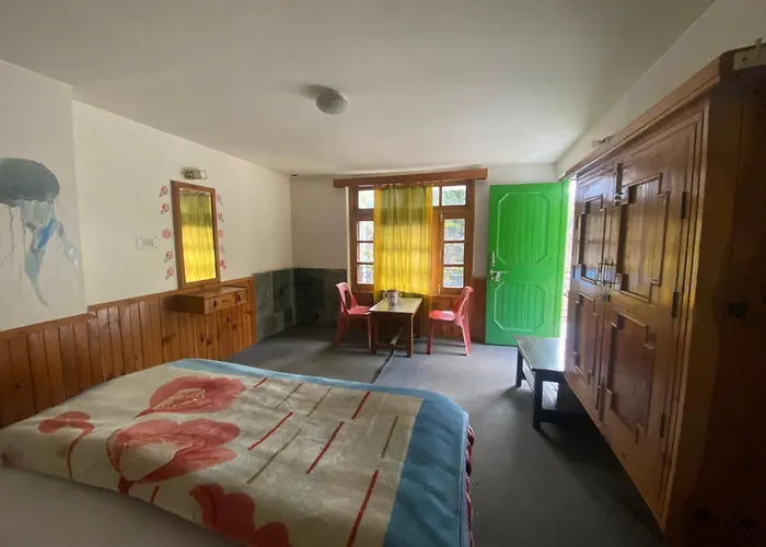 Rockway Hostel Manali 